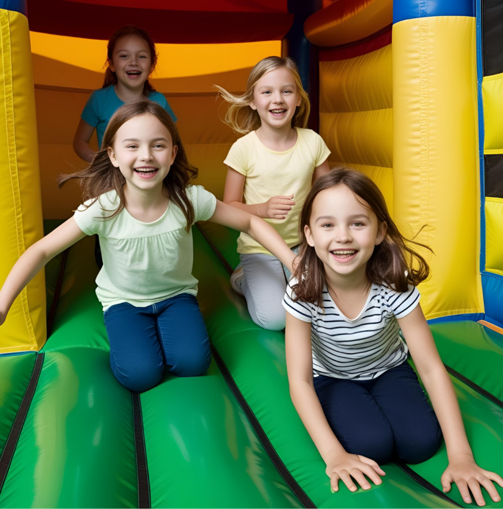 dmuchaniec i bawiące się dzieci